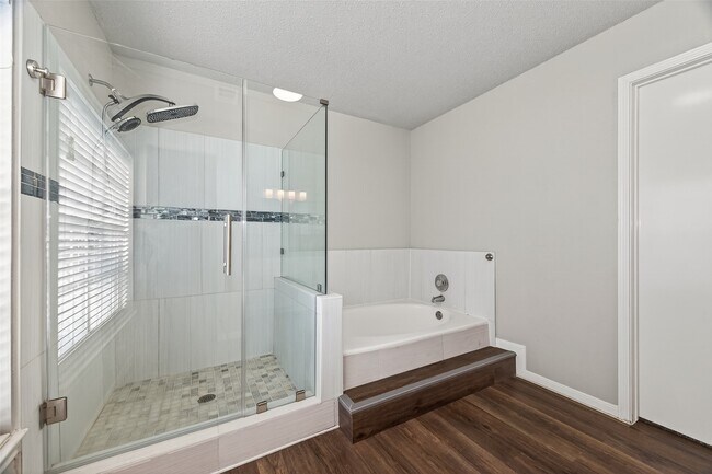 Building Photo - 21215 Park Bluff Dr