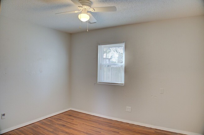 Building Photo - Recently Updated West Tulsa Home!