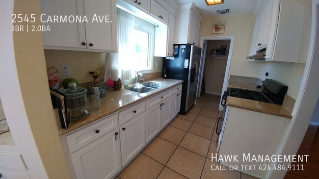 Building Photo - 2545 Carmona Ave