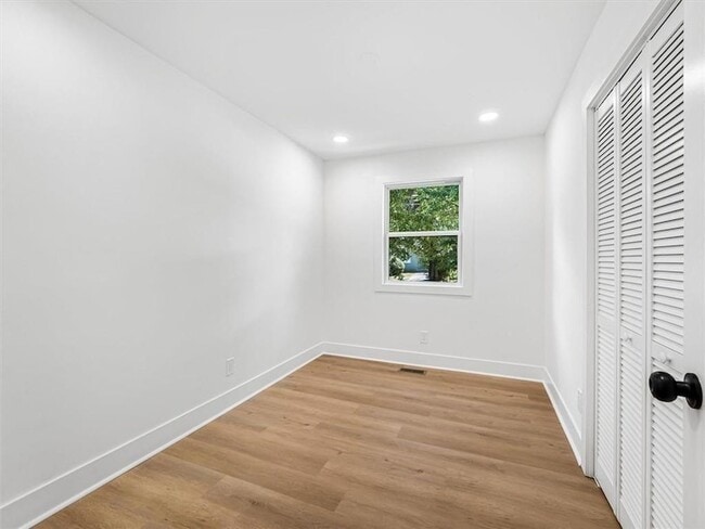 Building Photo - 454 Oak Dr SE