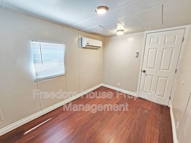 Building Photo - 2220 W Bell Vista Ave