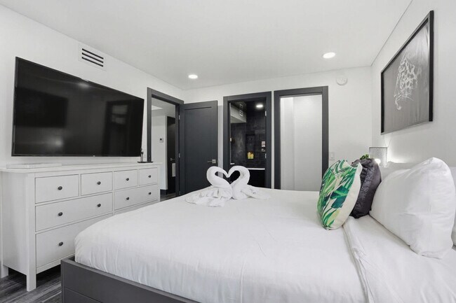 Building Photo - 8743 Thomas Dr