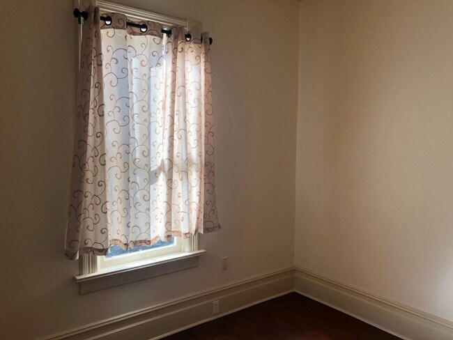 Building Photo - 214 N Canyon Rd