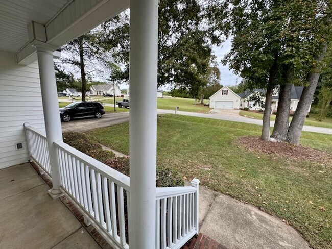 Building Photo - 5 minutes to White Oak!