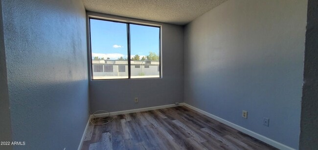 Building Photo - 3411 N 12th Pl