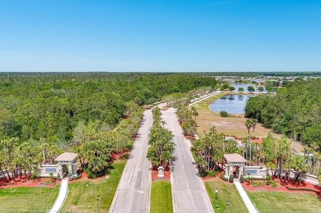 Building Photo - Spacious 4 Bedroom Home with Loft – Prime ...