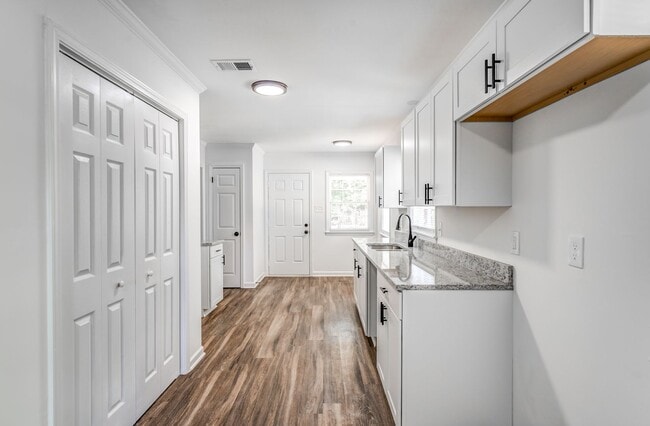 Building Photo - 4036 N Lake Forest Dr