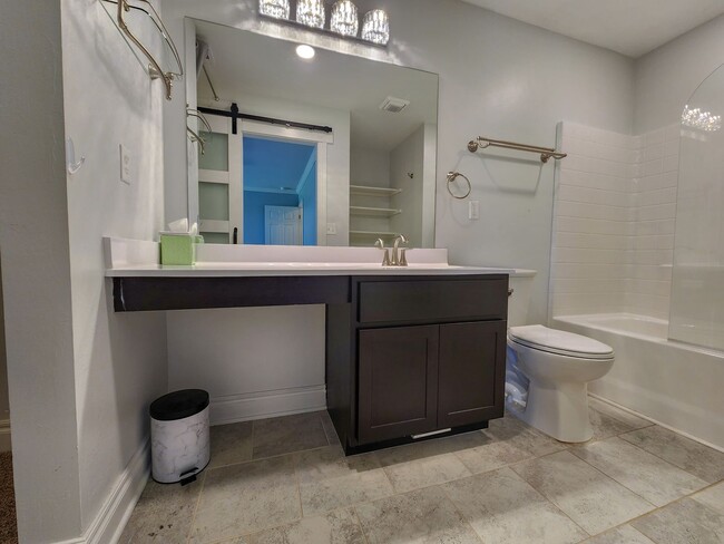 Building Photo - 3 bed, 2 bath home in Shawnee!