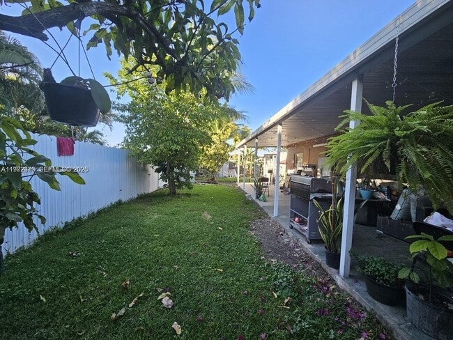 Building Photo - 718 SE 12th Ter