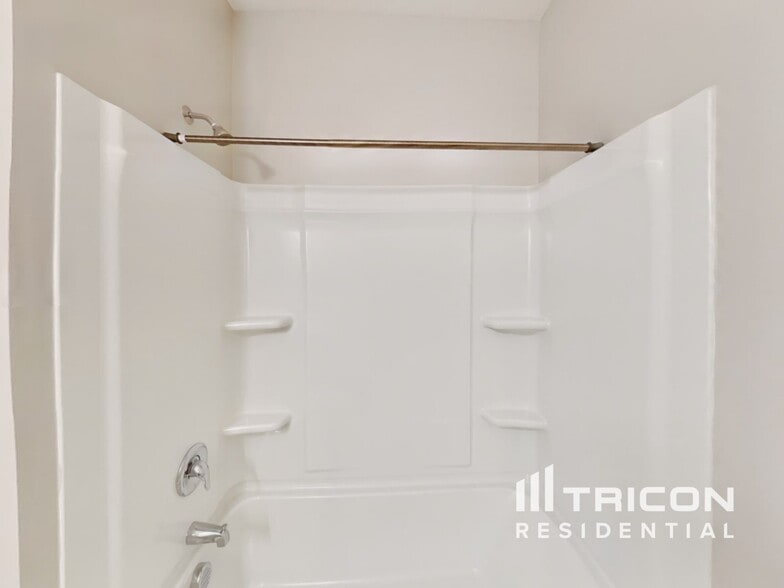 Building Photo - 652 Rose Mallow Dr