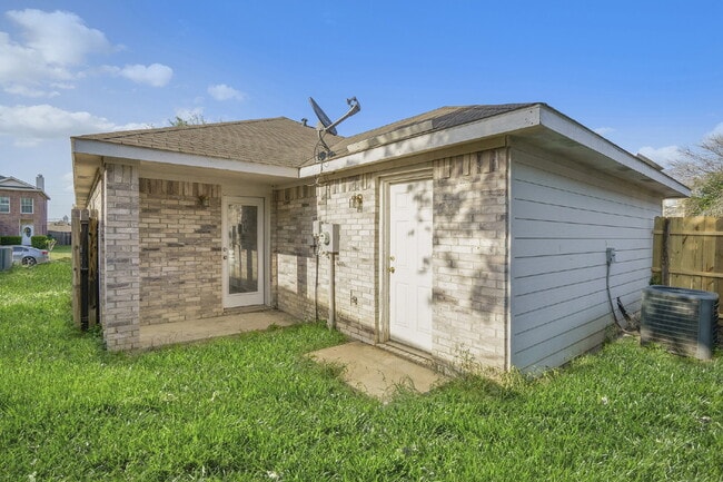 Building Photo - Great Location!