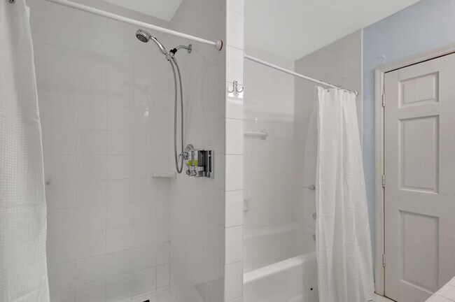 Building Photo - 2800 Broadway