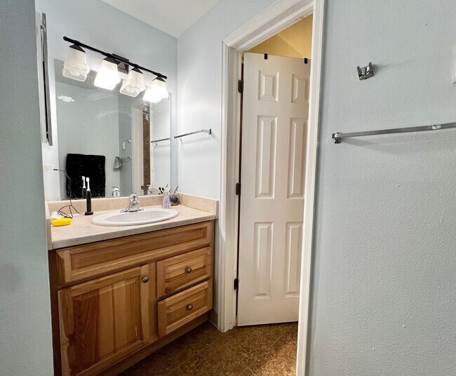 Building Photo - Great Campus West 2 Bed 1 Bath Available!