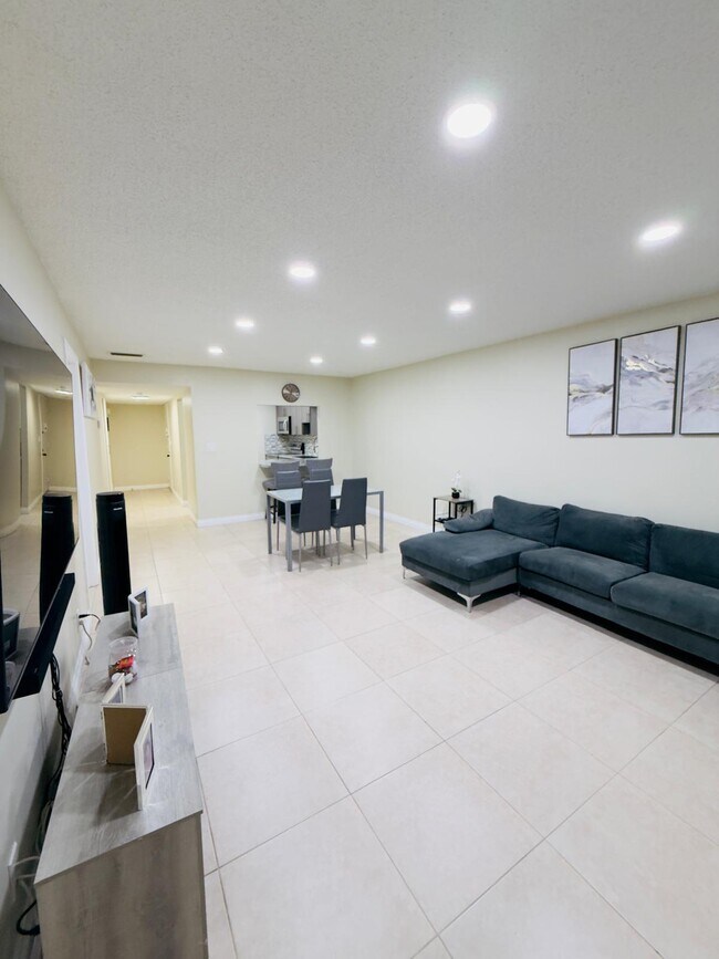 Building Photo - 5545 N Lakewood Cir