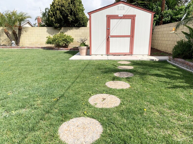 Building Photo - 9687 Azalea Cir