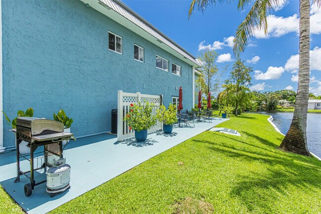 Building Photo - 3000 NE 5th Terrace