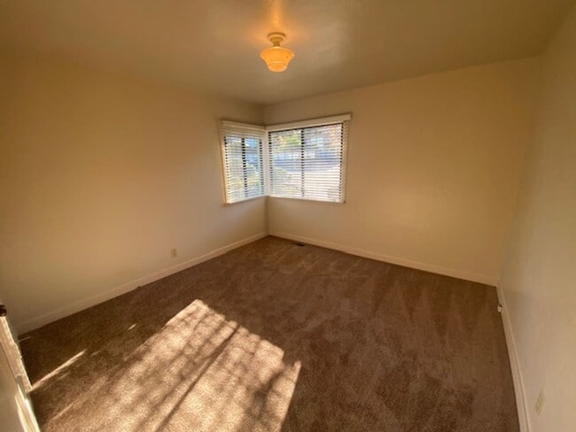 Building Photo - Cozy Monterey Home!