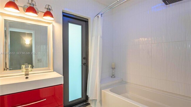 Building Photo - 201 NE 26th Ave