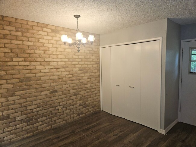 Building Photo - 2/2 Duplex in Leon Valley