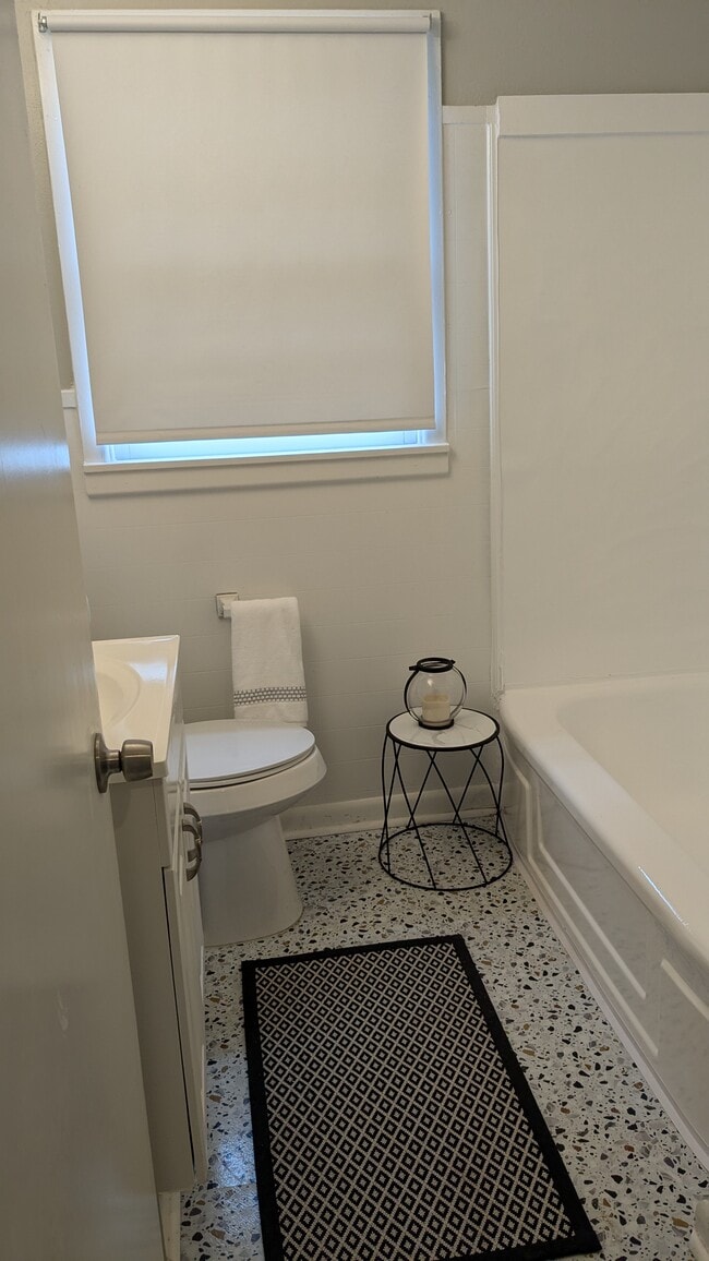 Building Photo - 2417 S Kennedy Ave