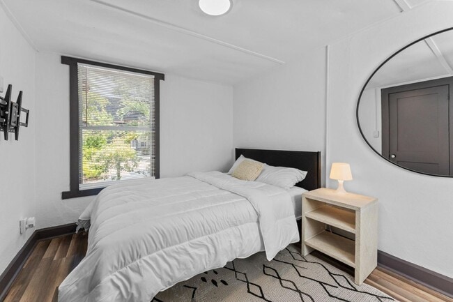 Building Photo - 2536 Burlington Ave N