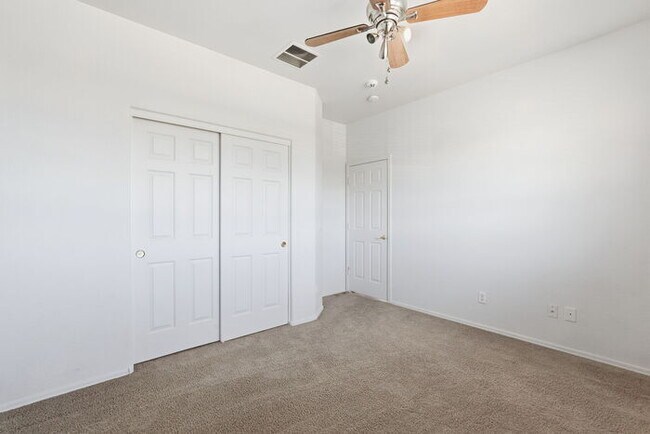 Building Photo - Moving in Special on OAC, 6bedroom 3bath Sparkling pool