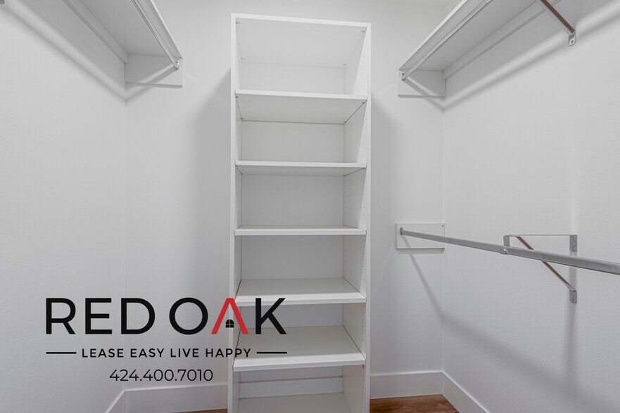 Building Photo - 453 S Kenmore Ave