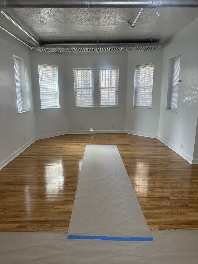 Building Photo - 6917 S Crandon Ave
