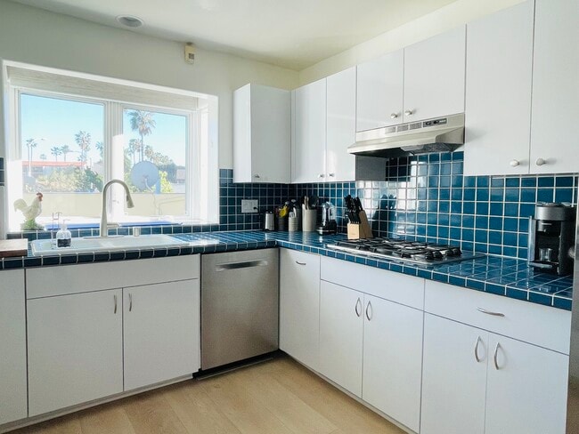 Kitchen - 6620-6624 La Jolla Blvd