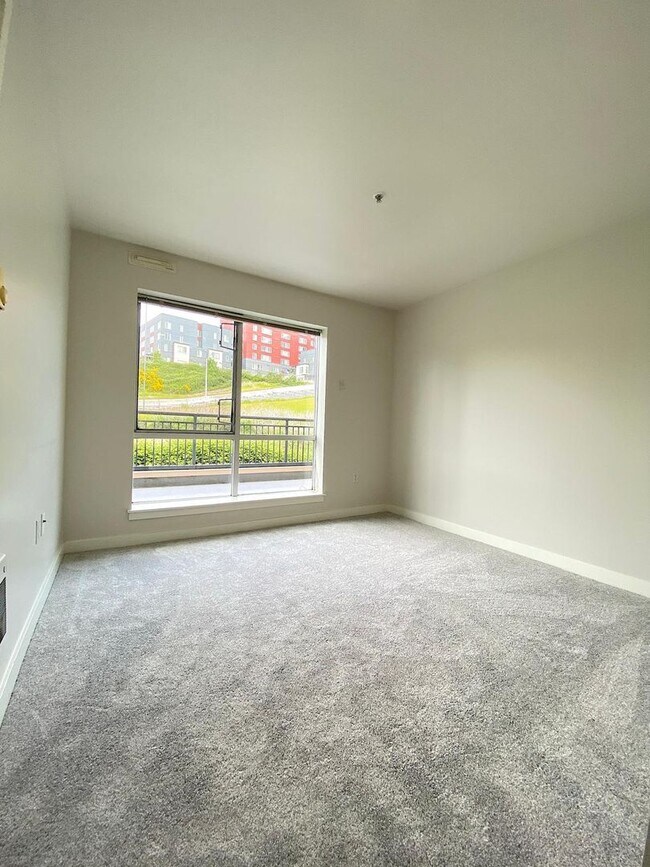 Building Photo - Spacious Seattle Condo - $2,000