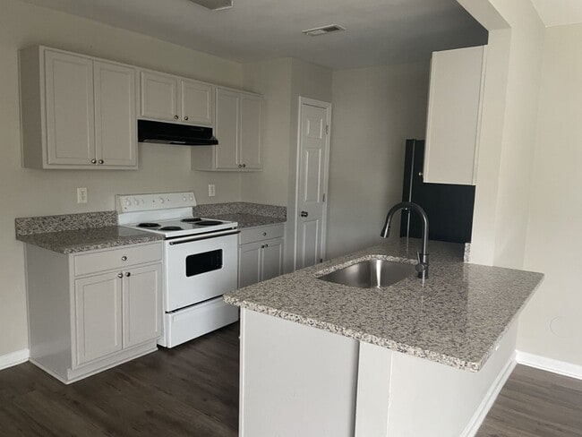 Building Photo - 3 bedroom/ 3 bathroom Townhouse