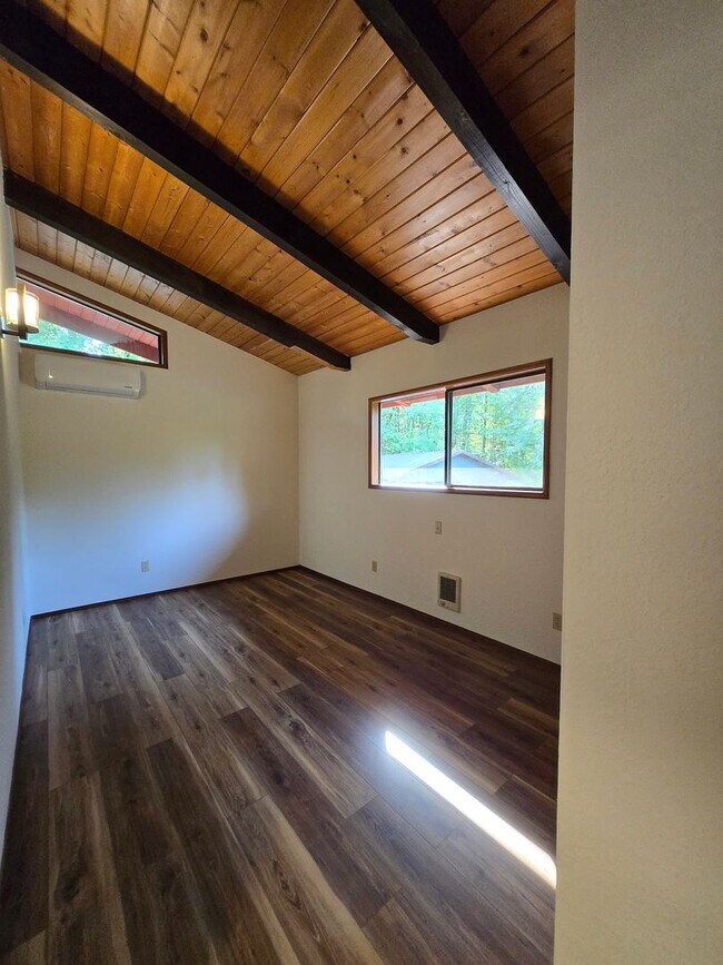 Building Photo - Riverfront Property 3 Bedroom 2 Bath in To...