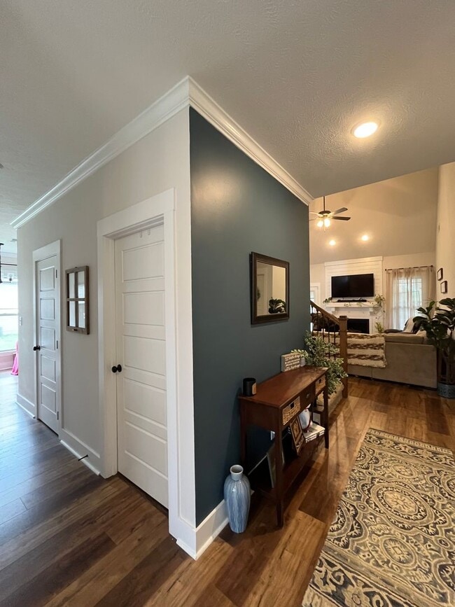 Building Photo - Georgous Large Open Floor Plan Home with Easy Commute to Nashville