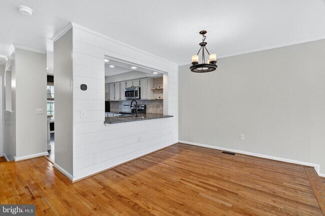 Building Photo - 7123 Gresham Ct E