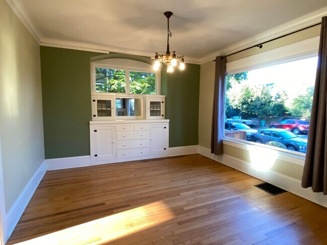Building Photo - Gorgeous, remodeled 1925 Bungalow 4 bed 2 bath home