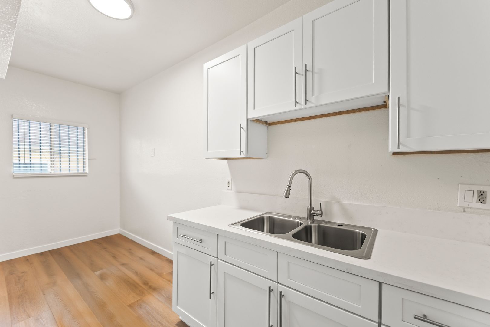 Building Photo - 182 W Vernon Ave