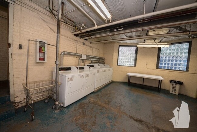 Building Photo - 1154 W Lunt Ave