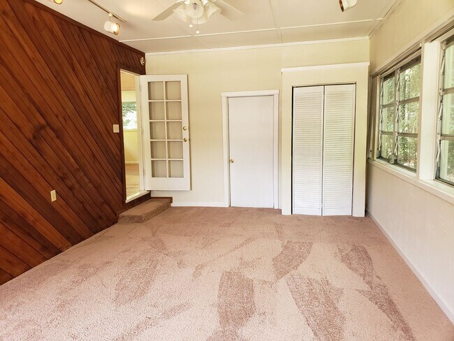 Building Photo - Charming 4 bedroom home for rent close to hospitals with wood floors. Available early August 2026...