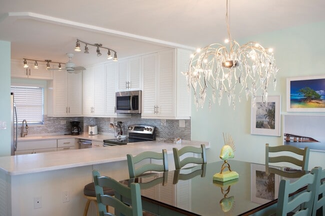 Building Photo - 1 Bedroom 1 Bathroom Furnished Top Floor Direct Ocean View Condo