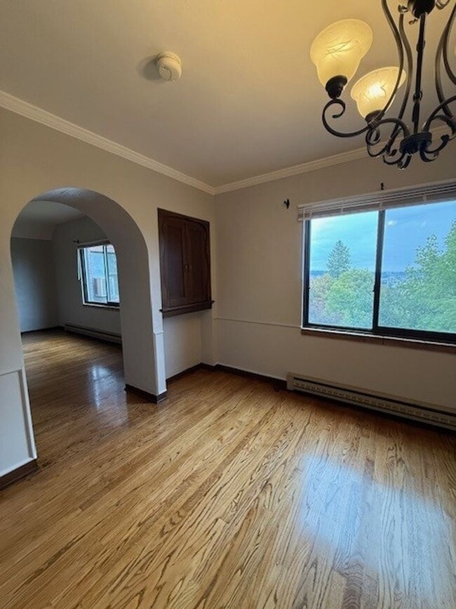 Building Photo - Cliff Dr. Apartment - Spacious with Hardwo...