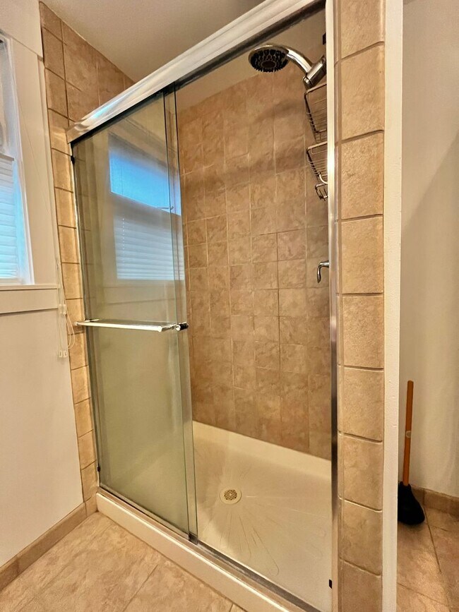 Building Photo - Pristine Historic Fort Ward Townhome on Bainbridge Island