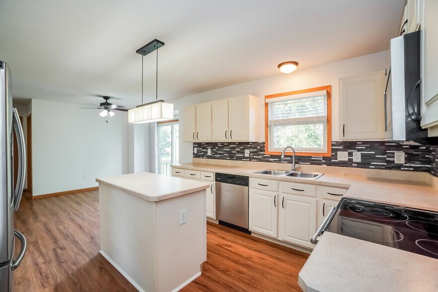 Building Photo - 3149 Sitka Spruce Dr