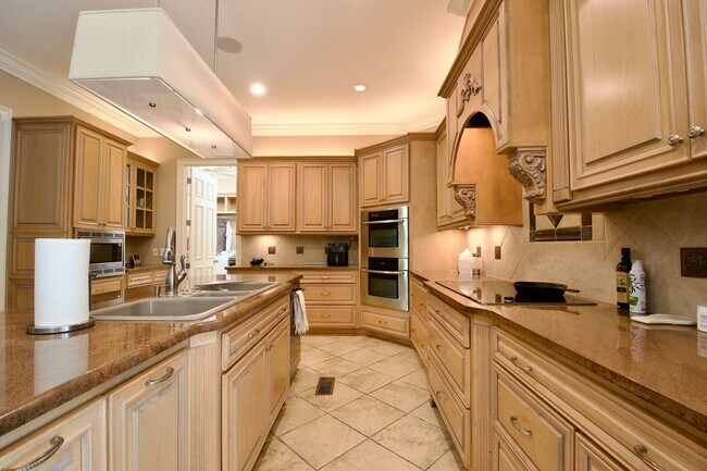 Building Photo - Executive Golf Course Rental in Moores Mil...