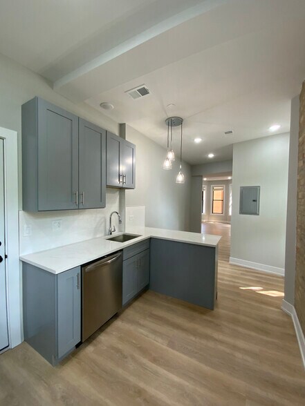 Building Photo - 423 W Belden Ave