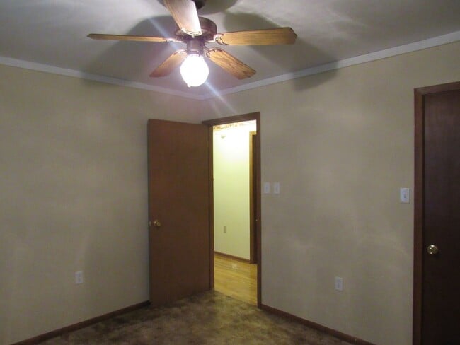 Building Photo - Questions call Peggy Goodman 501 676 1758