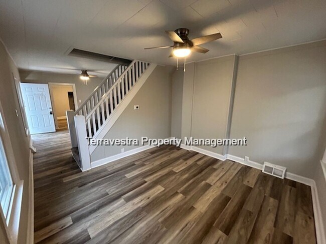 Building Photo - Lovely Renovated 3 Bed with parking! Eligible for $500 Security Deposit.
