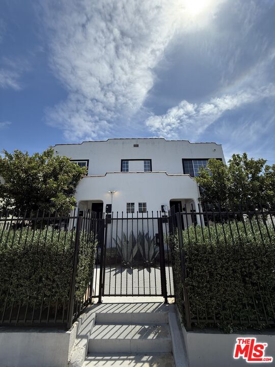 Building Photo - 1328 S Bronson Ave