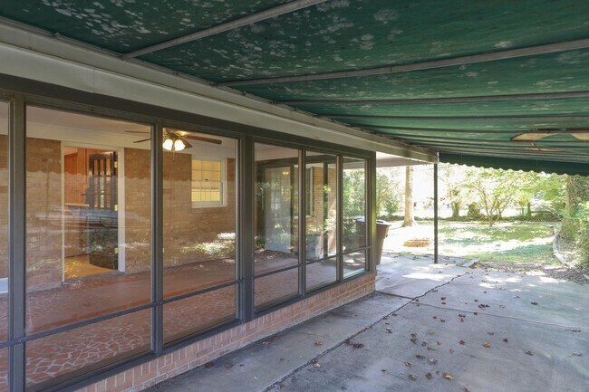 Building Photo - Gorgeous 3 bed 2 bath home with finished basement/carport in NW Greensboro! Lawn care included.