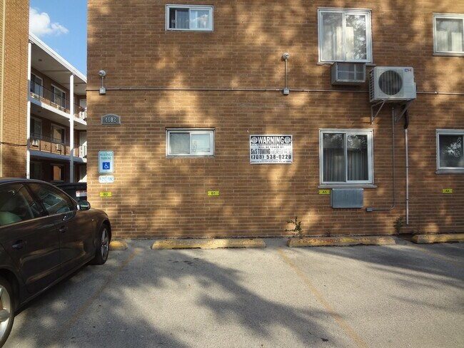 Building Photo - 4602 N River Rd