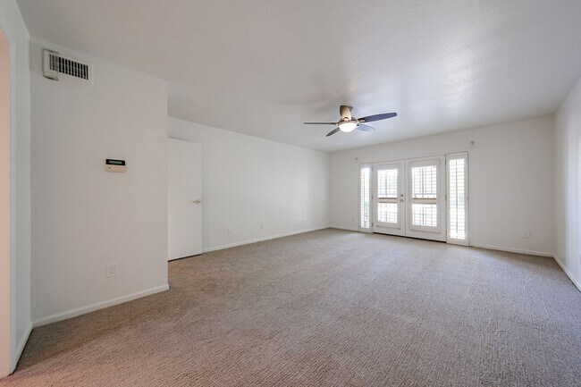 Building Photo - Scottsdale Country Club Living!